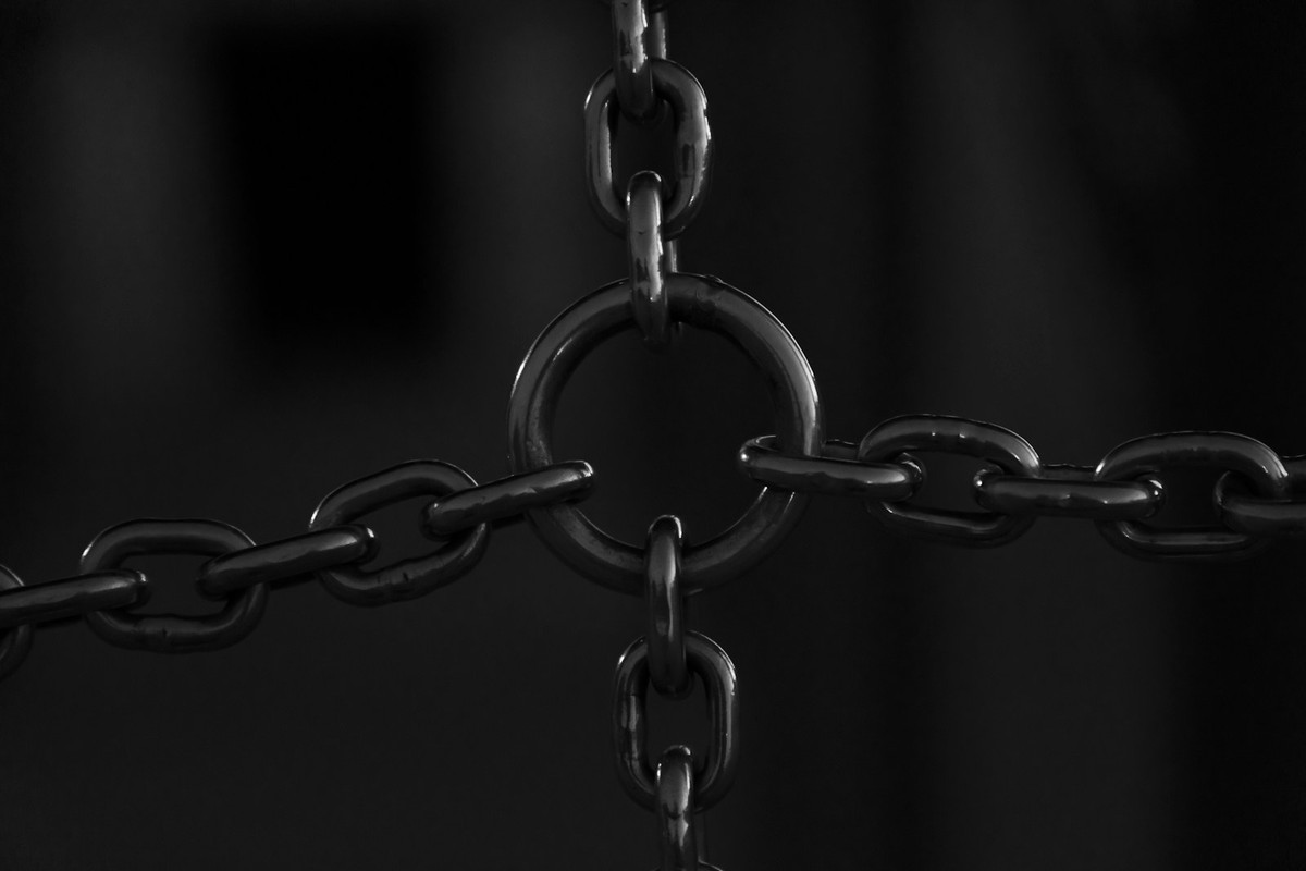 Interlocking metal chain links